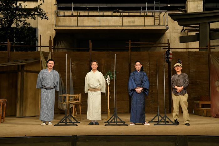 （右より）串田和美、中村勘九郎、中村七之助、尾上松也。会見はコクーンの舞台で。