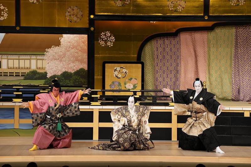 第三部『義経千本桜』「川連法眼館」（左より）亀井六郎＝坂東巳之助、佐藤忠信＝尾上右近、駿河次郎＝中村隼人 ／(C)松竹