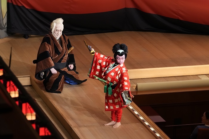 夜の部『山姥』（左より）山樵峯蔵実は三田の仕=中村芝翫、怪童丸後に坂田金時=中村梅枝