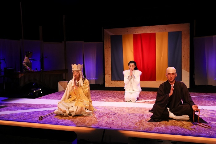 （左から）演奏：角銅真実、柄本時生（三蔵法師）、佐々木春香（玉龍）、成河（空海）