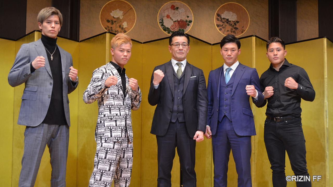 那須川天心（左から2人目）ら『RIZIN.20』追加カードに出場する4人と、榊原信行RIZIN CEO（中央）が記者会見を行った