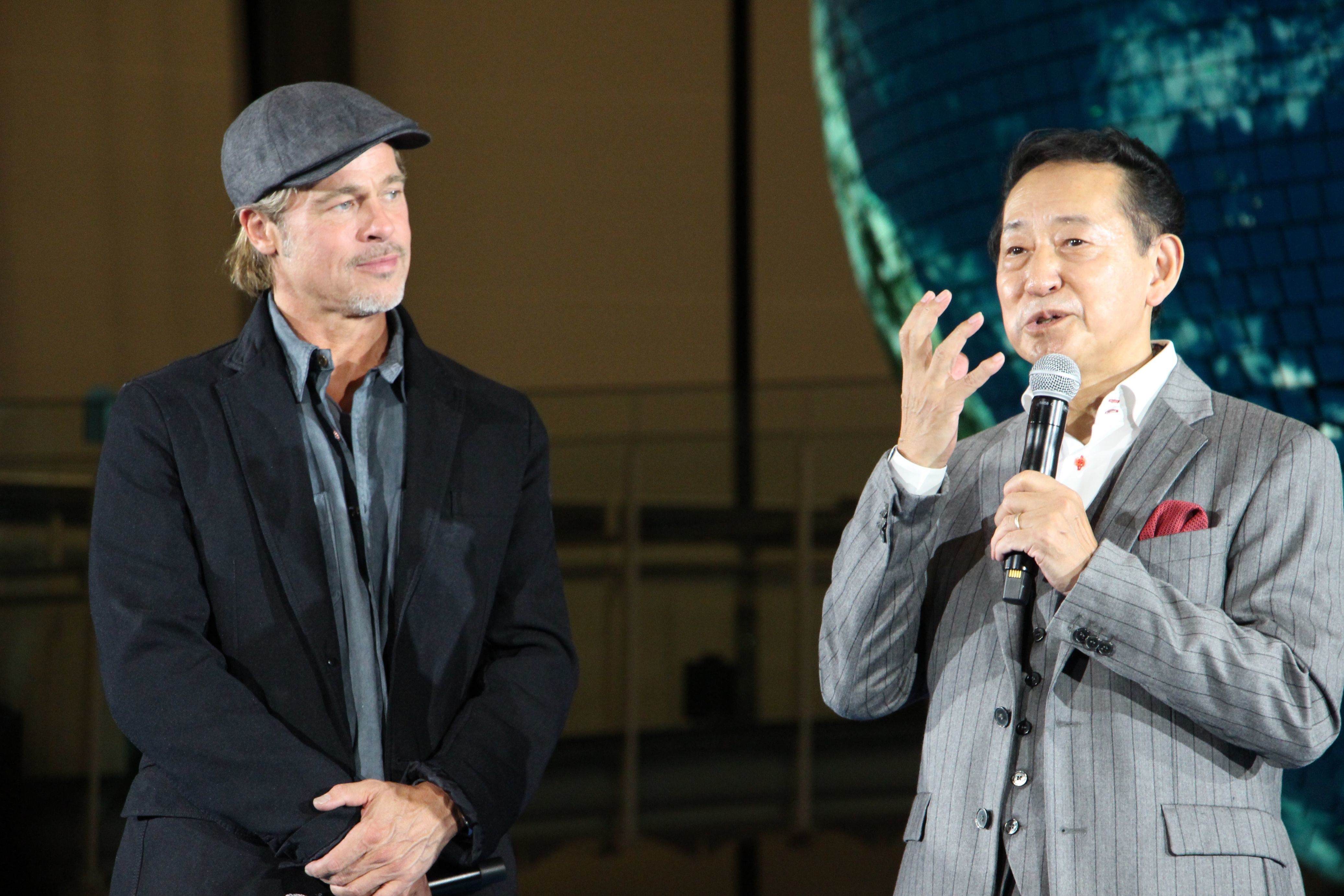 左から、ブラッド・ピット、毛利衛氏