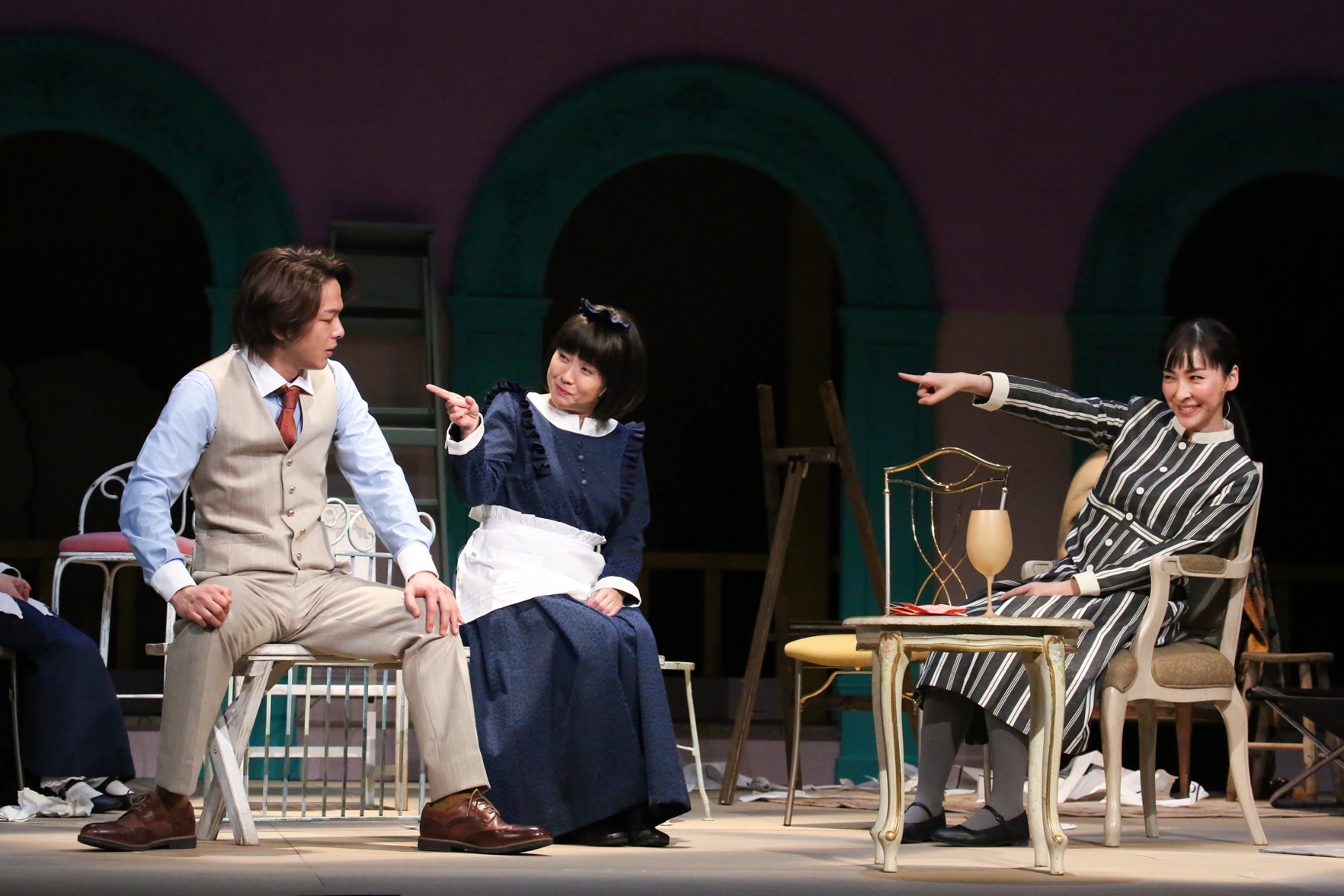 『クラッシャー女中』左：中村倫也、中央：佐藤真弓、右：麻生久美子