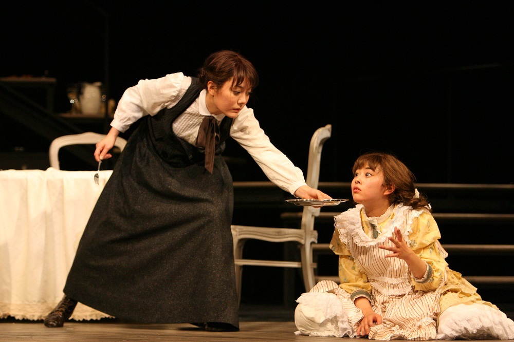 左：鈴木杏、 右：高畑充希 2009年舞台写真より 撮影：田中亜紀
