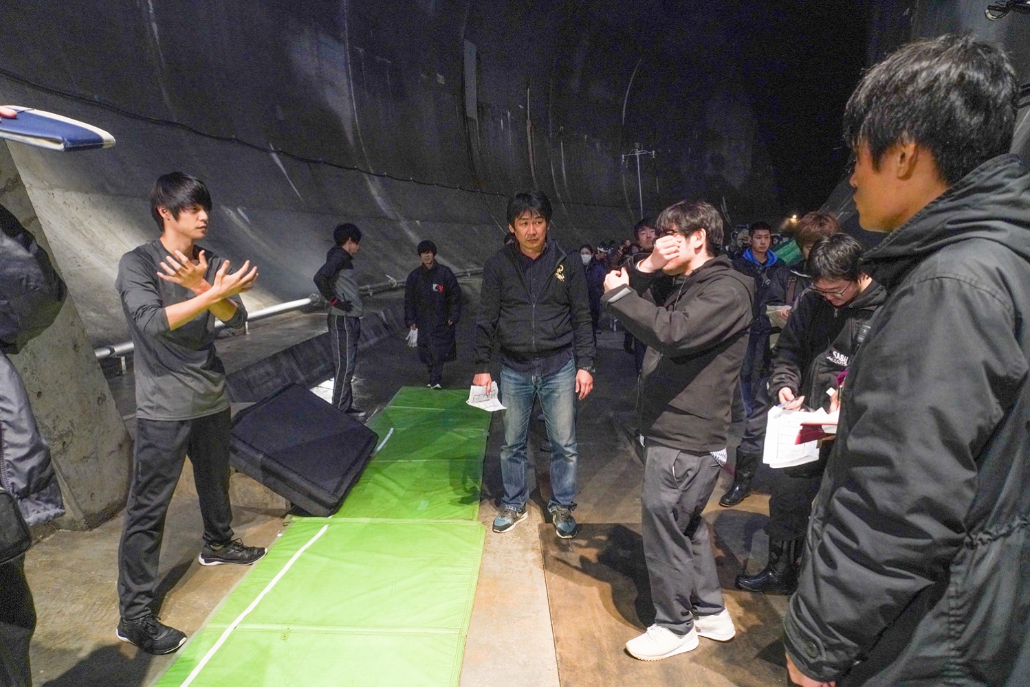 窪田正孝（左）、横山誠アクション監督（中央） 『東京喰種 トーキョーグール【S】』アクションメイキング （C）2019「東京喰種【S】」製作委員会（C）石田スイ／集英社