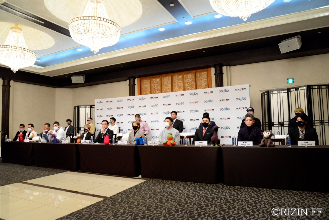 会見には榊原信行CEOと浜崎朱加、浅倉カンナ、ホベルト・サトシ・ソウザ、徳留一樹ら17名のファイターが登壇した