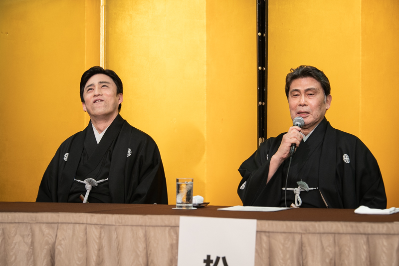 白鸚（右）に、「不真面目なお話をされていたようで…」と言われ、笑いを堪える幸四郎（左）。