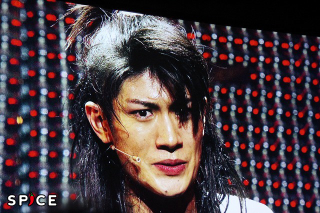 初演で主演を務めた三浦春馬。舞台の一場面がステージに映し出された