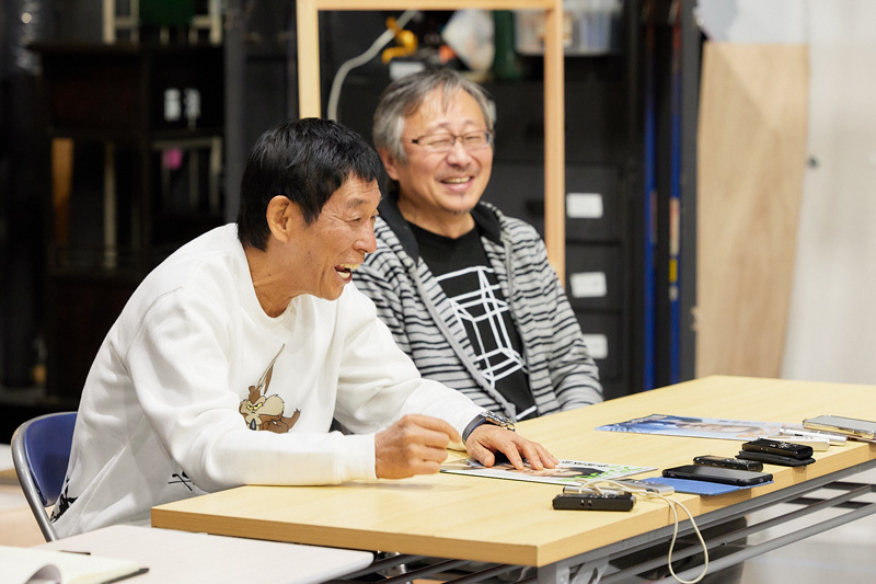 明石家さんま（手前）、松尾貴史（奥）