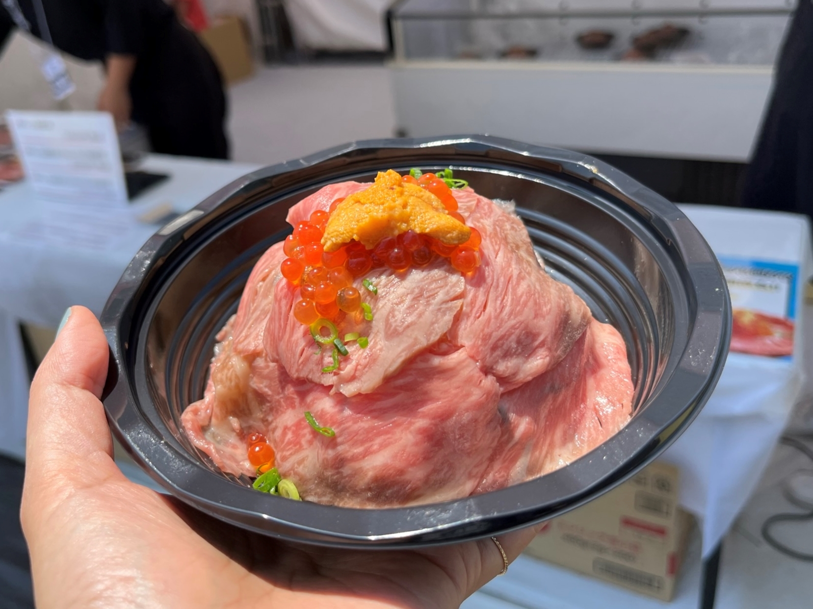 吉祥寺肉ドレス海鮮丼（東京・吉祥寺）の黒毛和牛肉ドレス海鮮丼（1,600円）