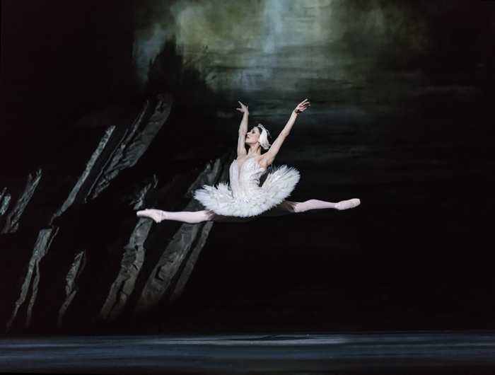 Swan Lake. Marianela Nuñez as Odette.  © ROH, 2018. Photogrpahed by Bill Cooper.