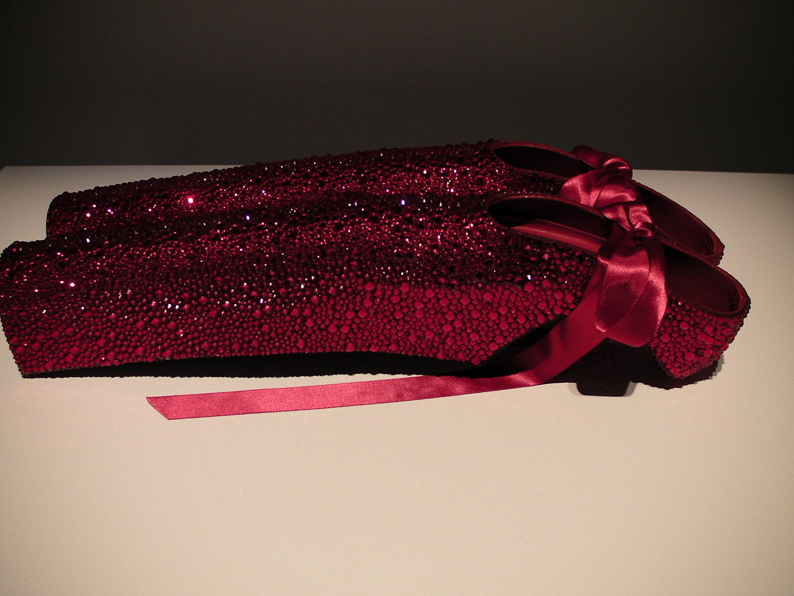 HEEL-LESS SHOES SERIES “Lady Pointe”, 2014 「今までに見たことがないくらい背の高いトウシューズ」という、レディー・ガガからの特別注文で制作された「レディー・ポワント」は、彼女のミュージックビデオ「Marry The Night」に登場する。
