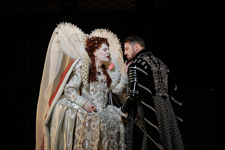 《ロベルト・デヴェリュー》(C)Ken-Howard／Metropolitan-Opera