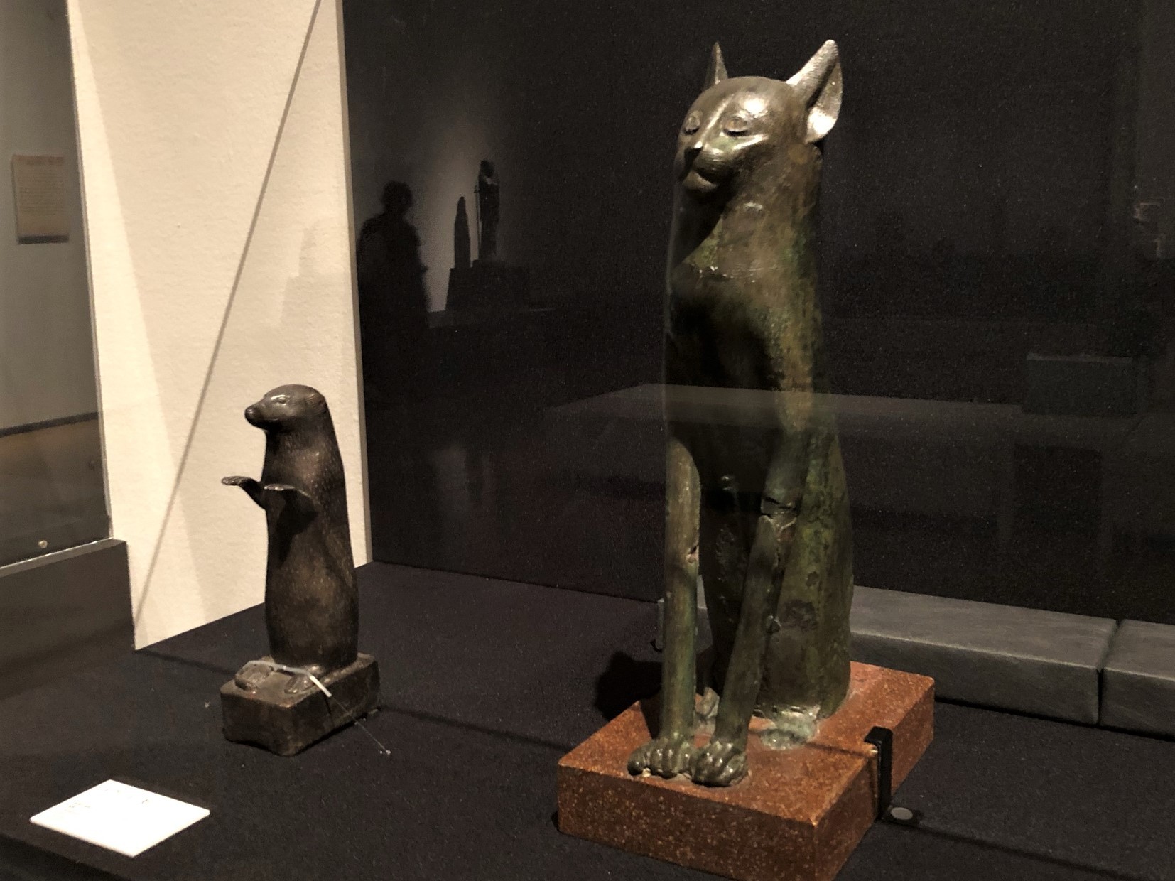 「猫の像」（右）、「イクニューモン」（左）