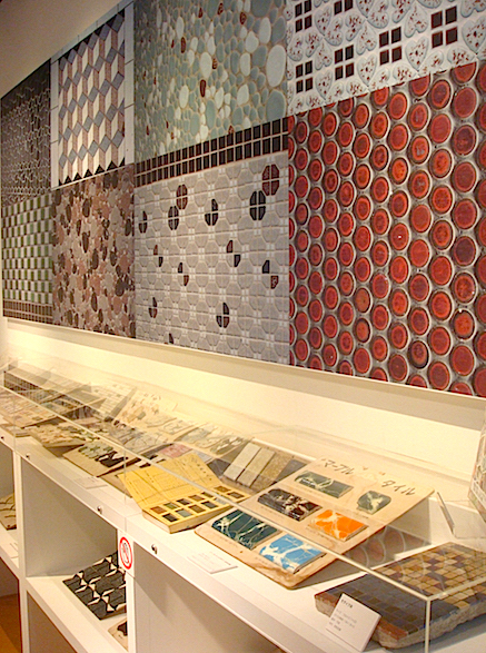 当時の建物に使われた多彩なタイルの見本帳なども展観