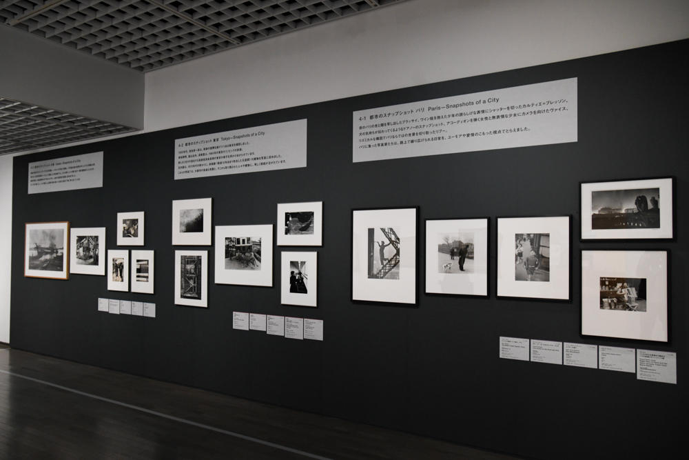 展示風景 中央右上：奈良原一高《「Tokyo, the ’50s」より Yoyogiuehara》1950年代（2001年プリント）、 東京国立近代美術館 (C)NARAHARA IKKO ARCHIVES ※前期展示
