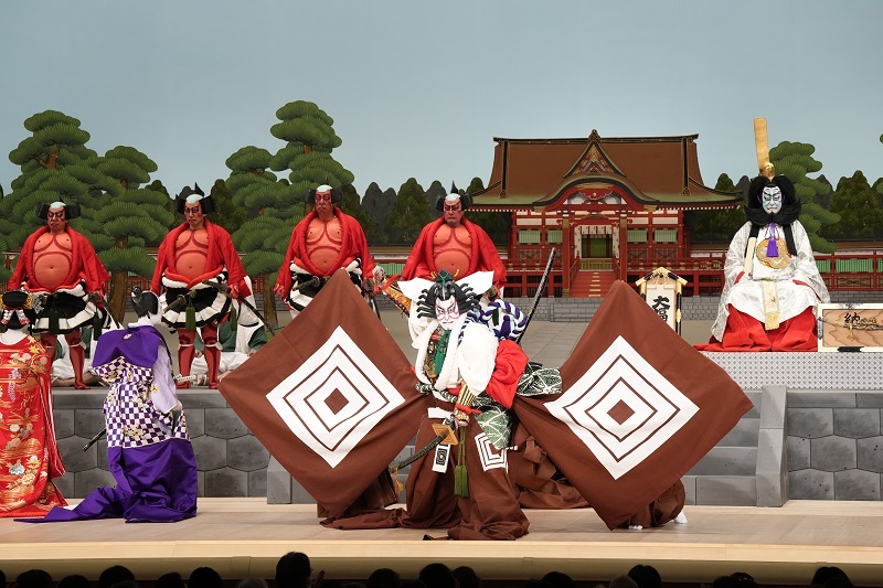 夜の部『暫』左より、（前）桂の前=中村魁春、加茂次郎=中村梅玉、鎌倉権五郎=市川團十郎、（前）荏原八郎=中村種之助、足柄左衛門=中村歌昇、東金太郎=市川男女蔵、成田五郎=市川右團次、清原武衡=中村芝翫
