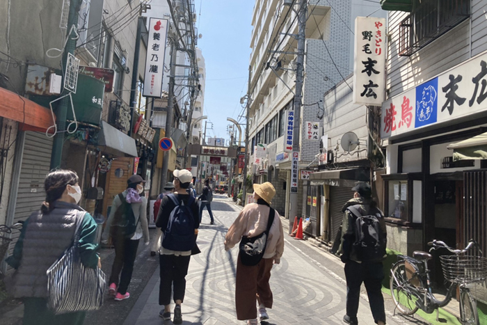 2日目、「虹む街」の舞台となる飲食店街の雰囲気を座組で共有するために野毛〜伊勢佐木町〜横浜橋通り商店街界隈を散策。 （写真提供：庭劇団ペニノ）