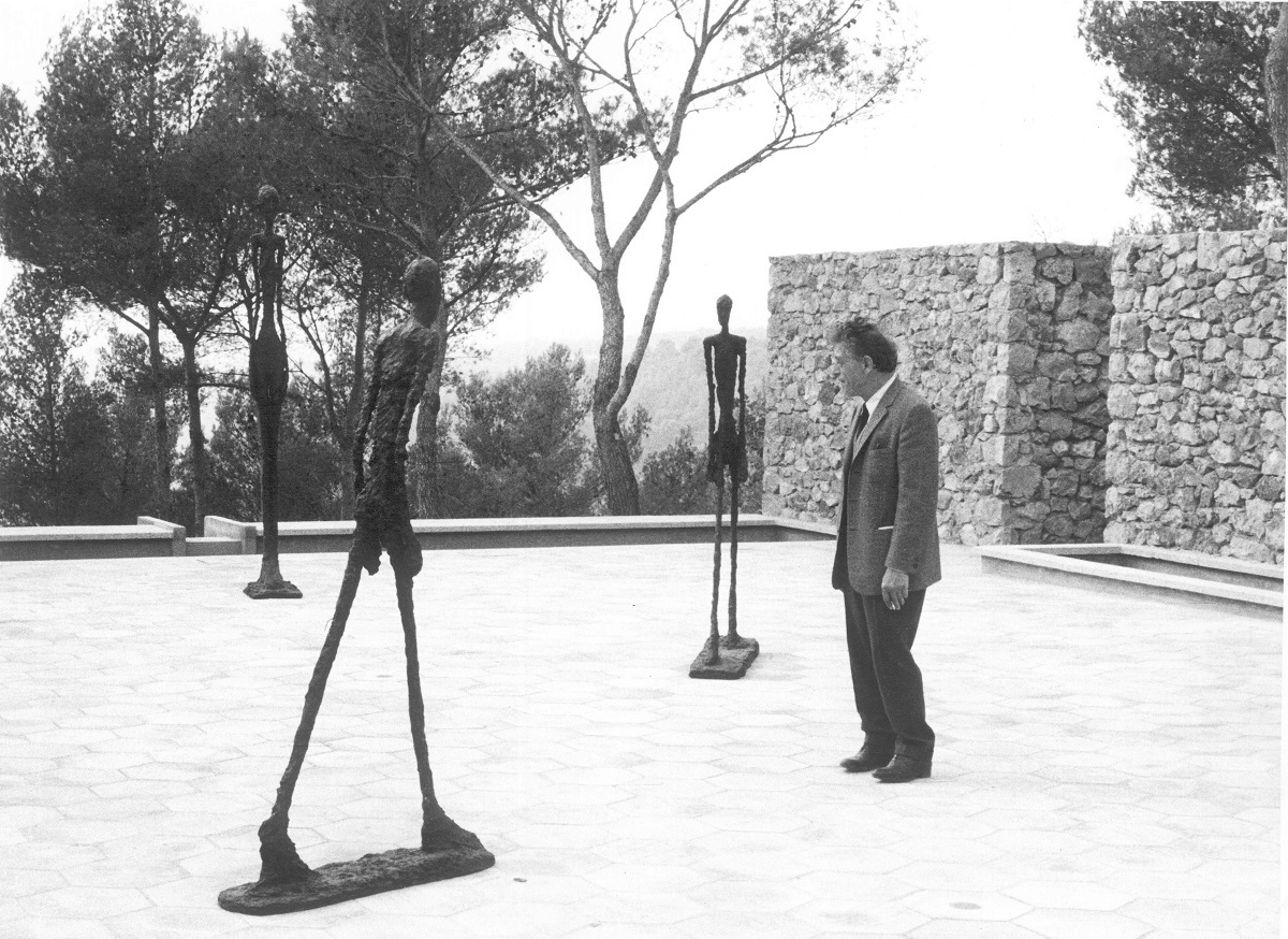 マーグ財団美術館の中庭に立つジャコメッティ Archives Fondation Maeght, Saint-Paul de Vence (France)