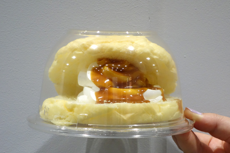 ホイップクリームとキャラメル味のメロンパン「深夜のおやつジャンキー」