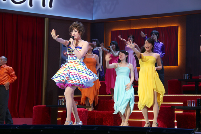 『ラ・〇・ランド』を思い出すようなドレスとダンスもてんこ盛り！