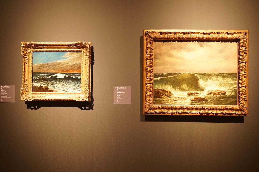 左：ギュスターヴ・クールベ《波》1870年 フォルクヴァング美術館、右：ギュスターヴ・クールベ《波》1870年頃 国立西洋美術館 松方コレクション