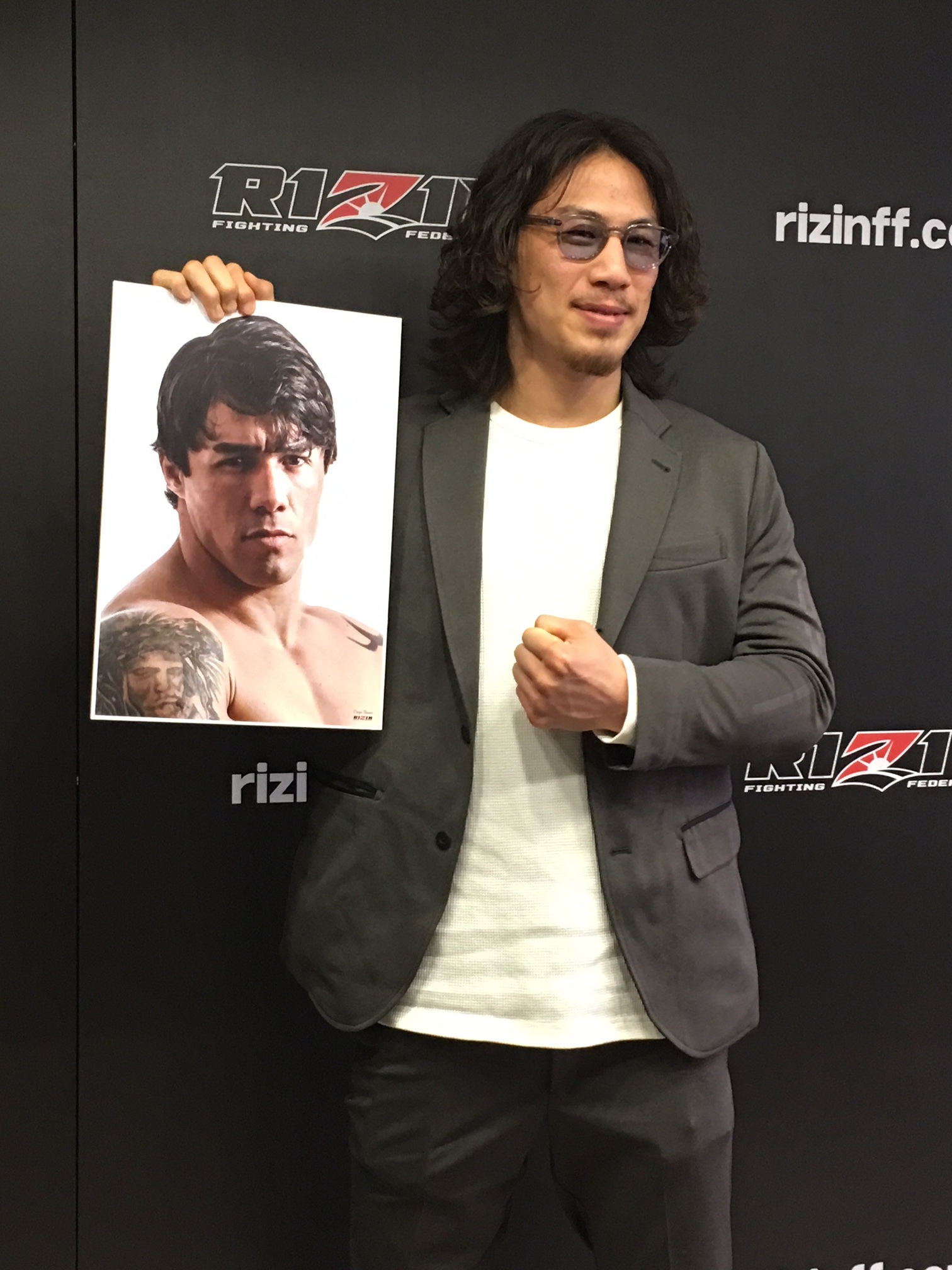 RIZINの申し子ともいえる矢地祐介。このRIZIN.10で5連勝を飾れるか（対戦相手のディエゴ・ヌエスの写真を掲げる矢地）