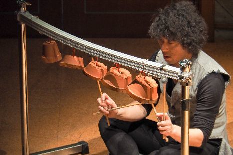 打楽器奏者の池上もすっかりおなじみ。特製楽器も駆使して、パーカッションの楽しさ奥深さを伝える