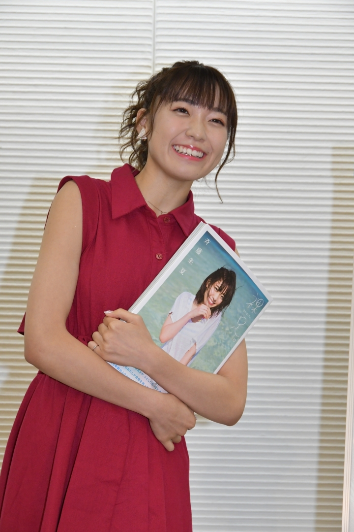 斉藤朱夏1st写真集「裸足。」（東京ニュース通信社刊）