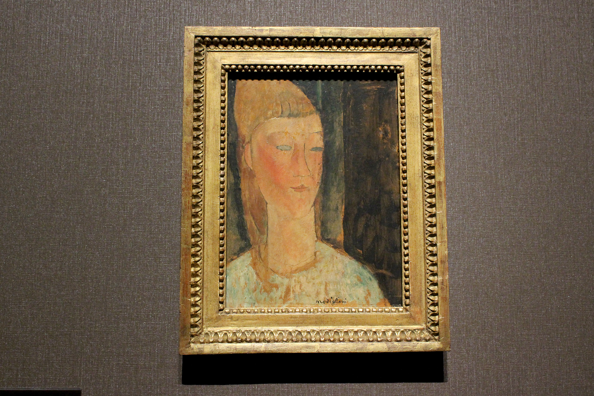 アメデオ・モディリアーニ「少女の肖像」　1915年頃　油彩、紙を貼った合板　グレタ・ガルボ・ファミリー・コレクション