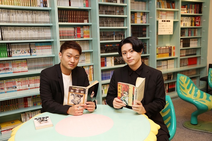 手塚治虫記念館・館内ライブラリーにて（左より）中村福之助、中村歌之助 （C)松竹