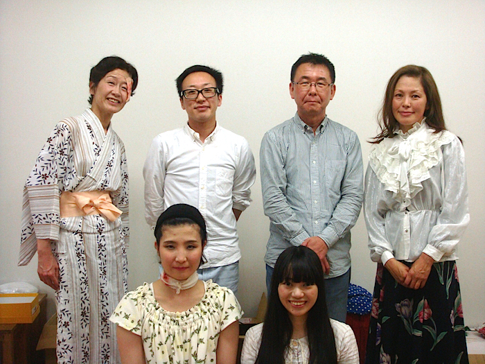 前列左から・藤島えり子、藤崎アンジェ　後列左から・金原祐三子、演出家の森秋音、プロデューサーの加藤智宏、長縄都至子