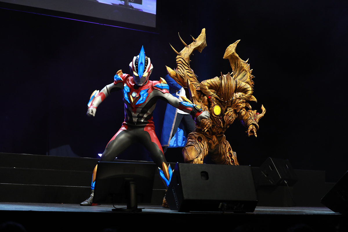 ウルトラマンギンガビクトリーとエタルガー！ (C)円谷プロ