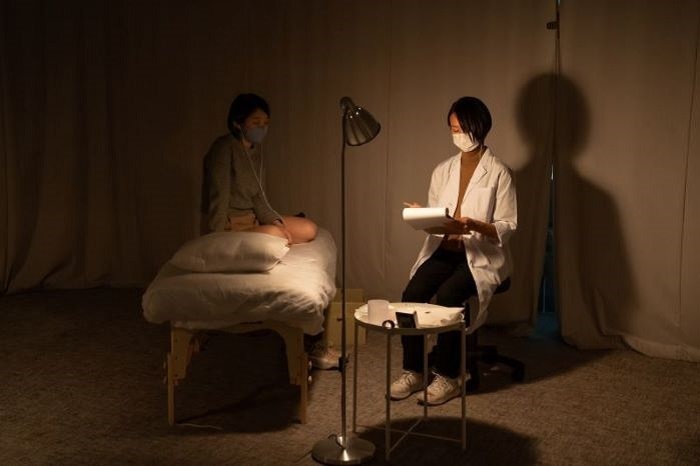 百瀬文『鍼を打つ』 © Theater Commons Tokyo ’21 / Photo by Shun Sato