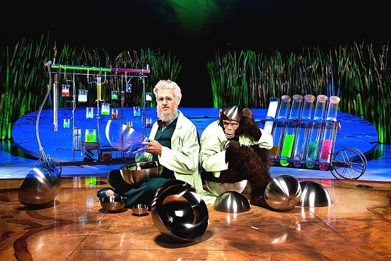 『ダイハツ　トーテム』よりサイエンティストと猿 Photo: OSA Images Costumes: Kym Barrett © 2010 Cirque du Soleil