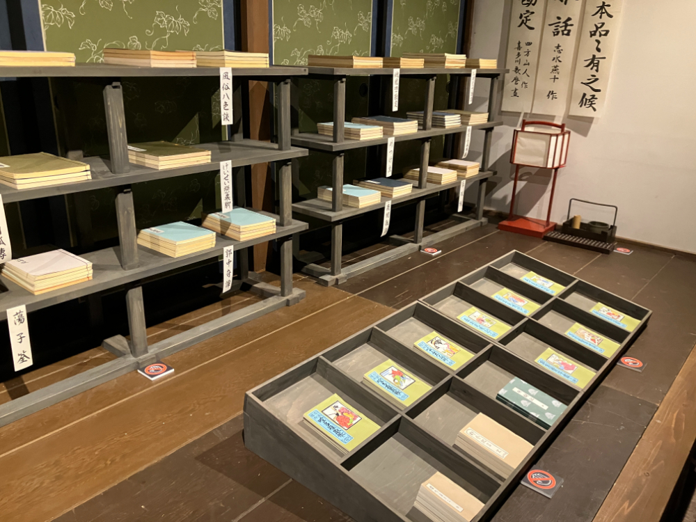 展示風景 展覧会後半では、ドラマのセットを用いて日本橋に蔦重が構えた「耕書堂」再現