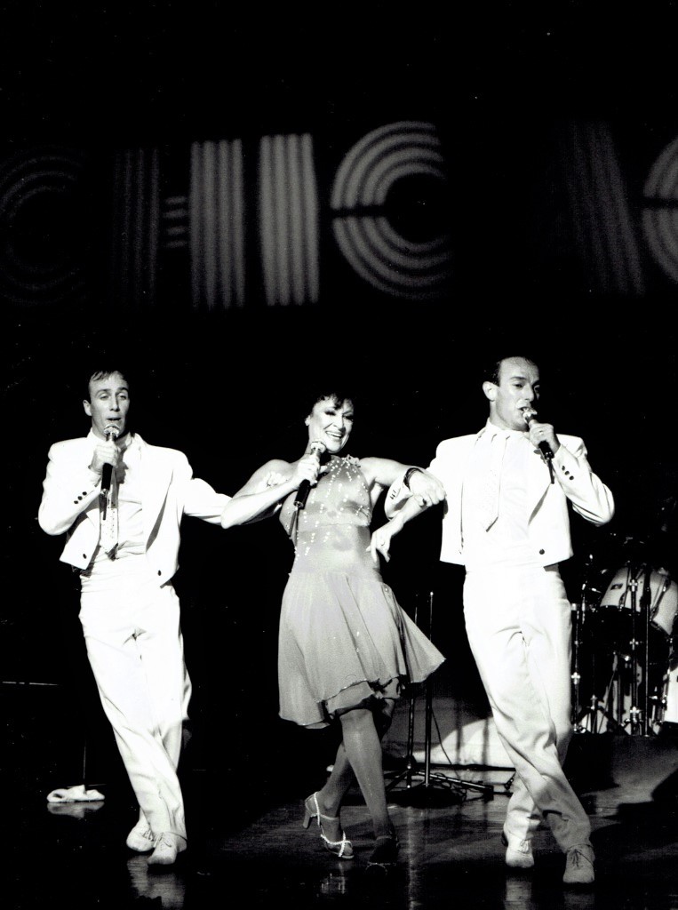 博品館劇場の「チタ・リヴェラ・ショー」（1985年）で、『シカゴ』のナンバーをメドレーで歌い踊るチタ（主催＝博品館劇場）