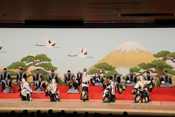 昼の部『五人三番叟』（左より）三番叟=中村歌之助、三番叟=中村鷹之資、三番叟=中村福之助、三番叟=中村虎之介、三番叟=中村玉太郎 ／(C)松竹