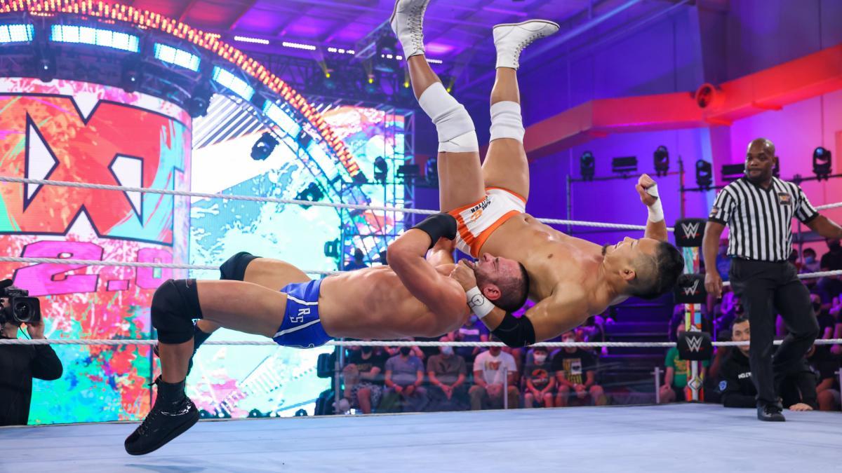 ストロング（左）にバックドロップを喰らうKUSHIDA (c)2021 WWE, Inc. All Rights Reserved