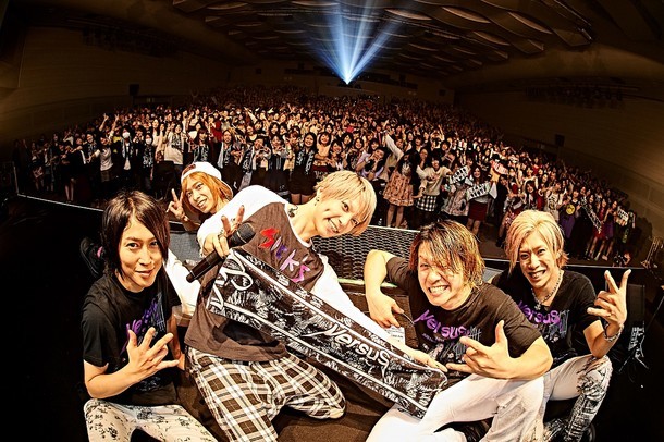 12月29日に大阪・松下IMPホールにて開催された「VersuS 2015 極彩SuG VS 極悪SuG」大阪・松下IMPホール公演の様子。（提供：ポニーキャニオン）