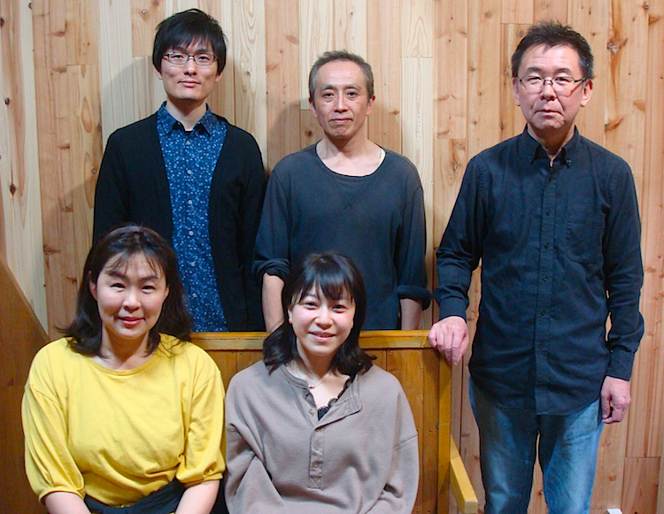  perky pat presents『いとこ同志』の出演者と演出家。前列左から・川村ミチル、早川綾子　後列左から・古場ペンチ、いちじくじゅん、演出家でプロデューサーの加藤智宏