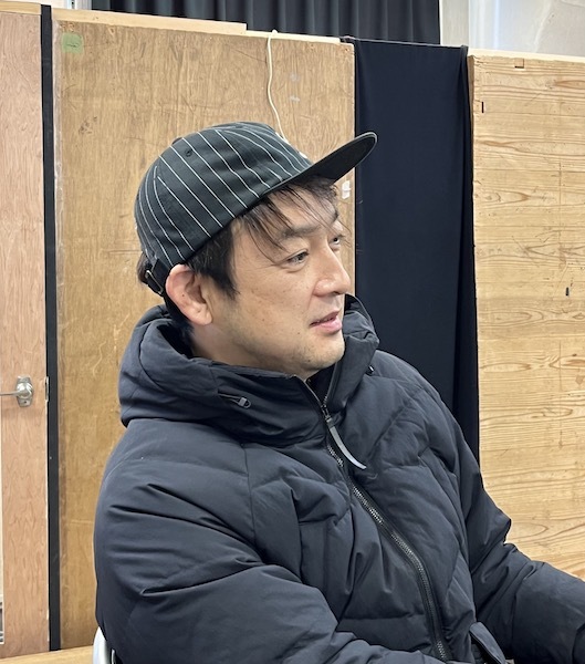 温泉ドラゴン公演『悼、灯、斉藤』、次男の周司を演じる、いわいのふ健。