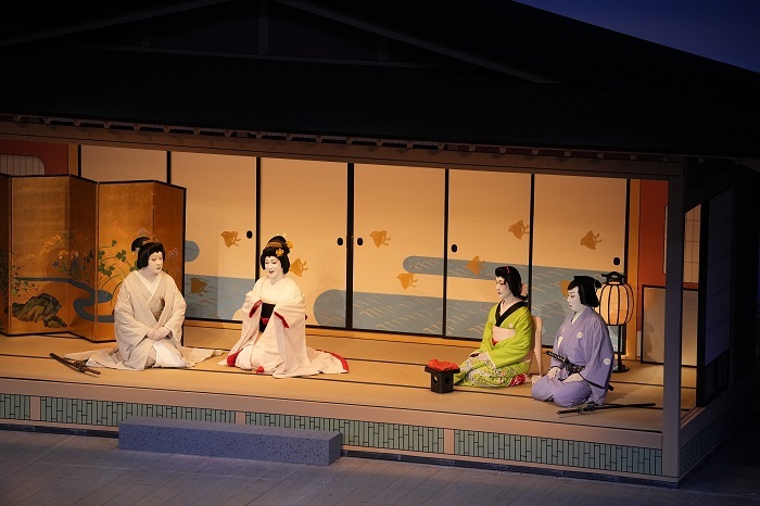 第一部『當世流小栗判官』（左より）後家お槙=市川笑三郎、万屋娘お駒=尾上右近、照手姫=市川笑也、小栗判官=市川猿之助 ／(C)松竹