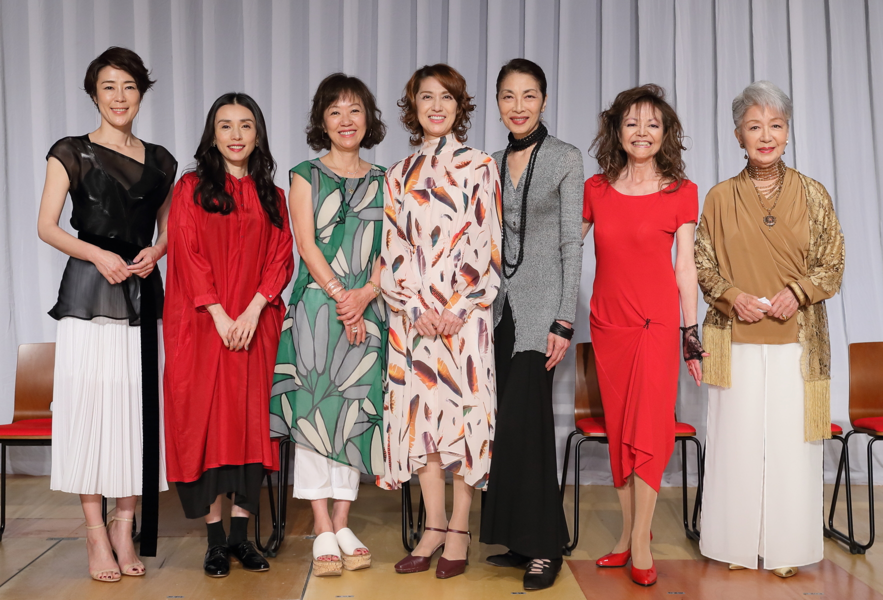 （右から）草笛光子、木の実ナナ、麻実れい、剣幸、浅田美代子、中嶋朋子、寺嶋しのぶ