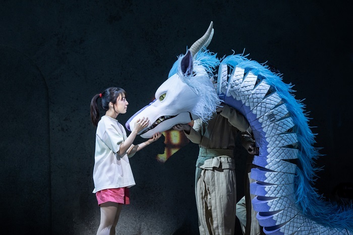 舞台『千と千尋の神隠し』ロンドン公演　千尋役：上白石萌音 　　　　　　　撮影：Johan Persson