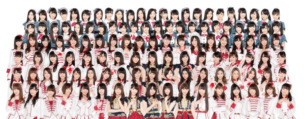 AKB48。下から4段目の右から5番目が伊豆田莉奈