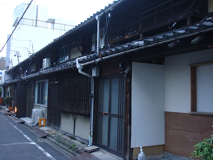 手前が「円頓寺 Les Piliers」。七軒連なる長屋の中には古酒バーなども