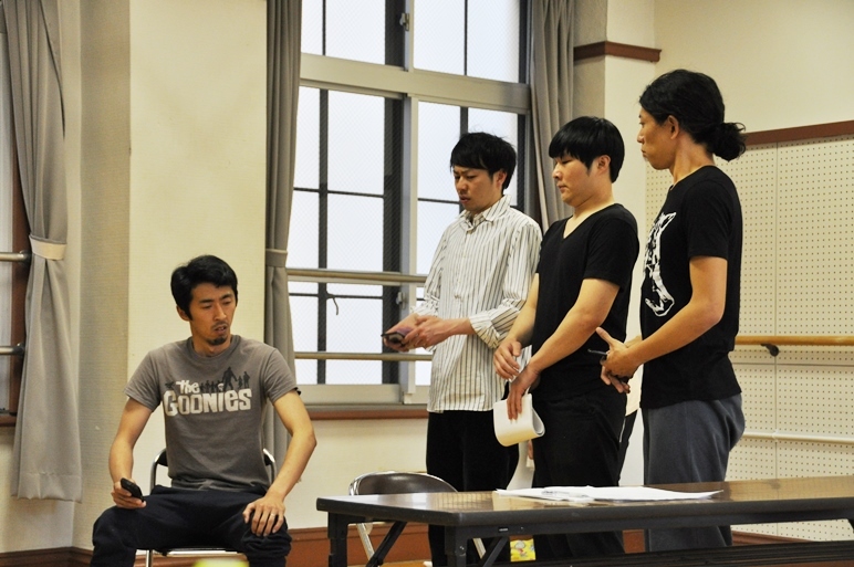 今回は“ツッコミ役”だというTHE ROB CARLTON劇団員の村角ダイチ（左）。彼がゲストたちにどう翻弄されるのか？ ［撮影］吉永美和子