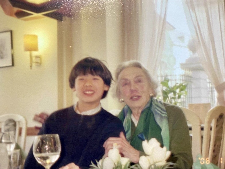 小学校6年の時の松本宗利音。シューリヒトの奥様マルタさんと 　写真提供：松本宗利音