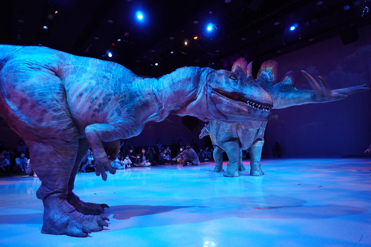 アロサウルスとステゴサウルスの戦い。ステゴサウルスは尻尾の先の棘で戦う。